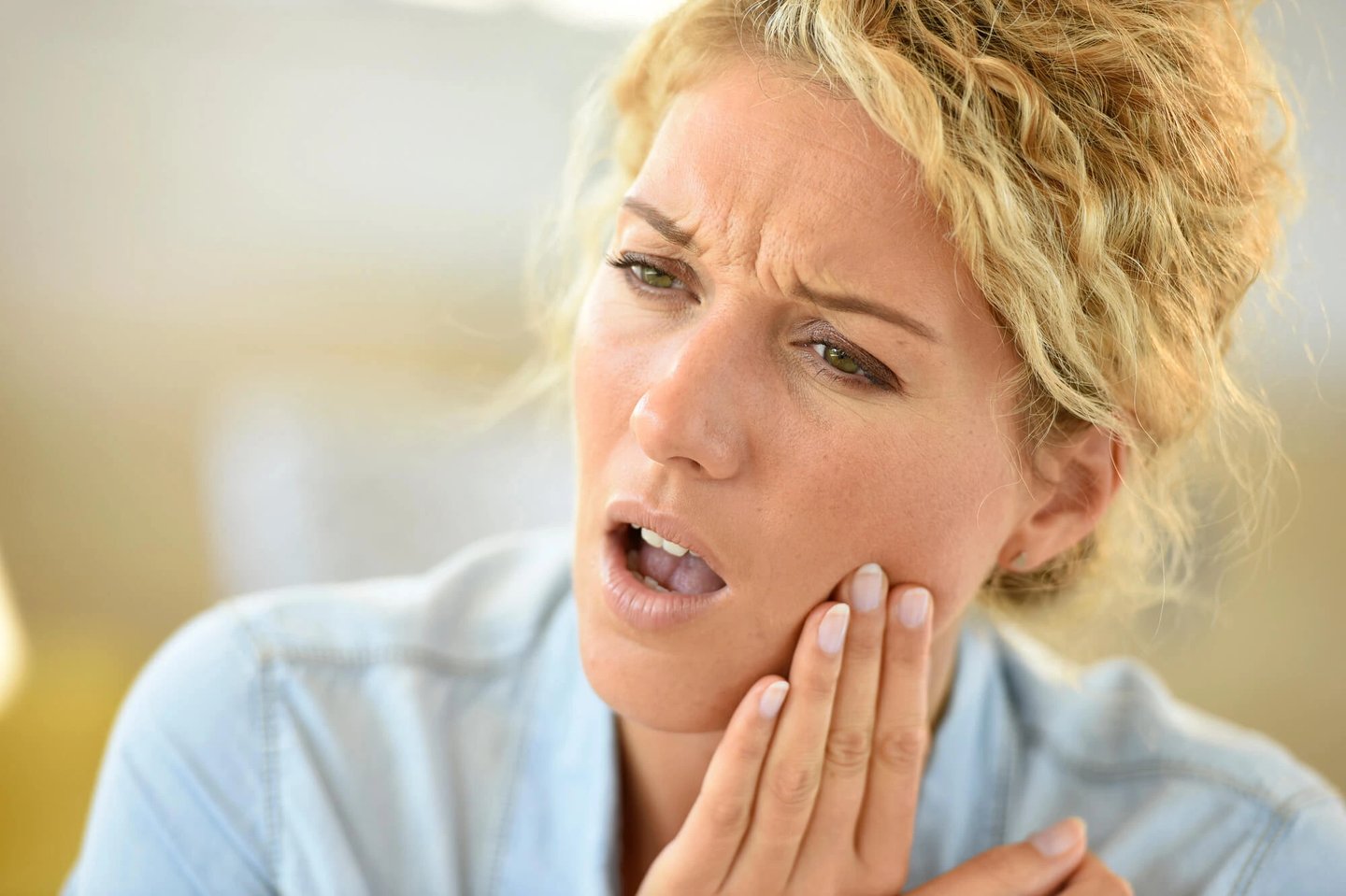 Woman with Pain in her Dental Crowns in Orlando FL
