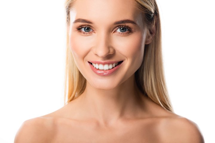 beautiful blonde wearing best veneers in orlando