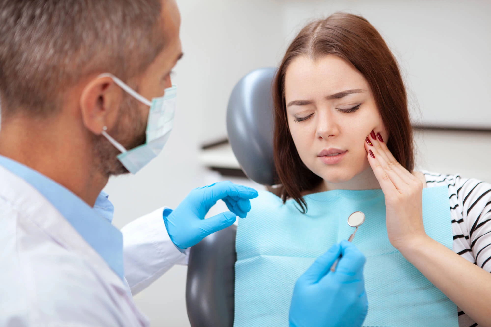 dentists in winter park fl checking girl with jaw pain